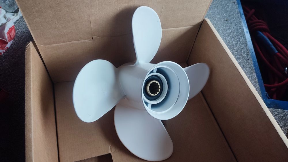 Продам гвинт нержавійка 13 1/2* 18", гвинти Ямаха 40-60