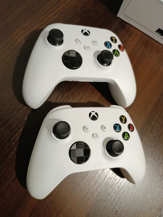 Xbox series s з акаунтом і двома геймпадами