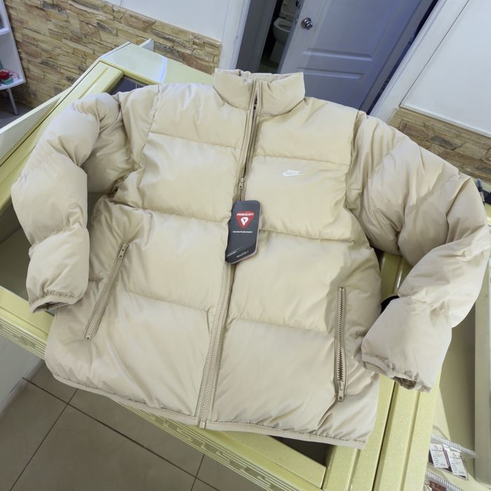 Пуховик куртка Nike club puffer beige