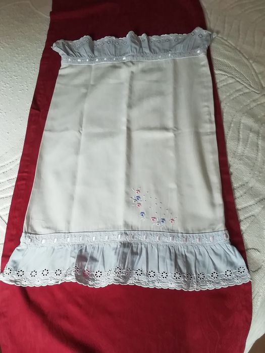 Par de fronhas bordadas antigas