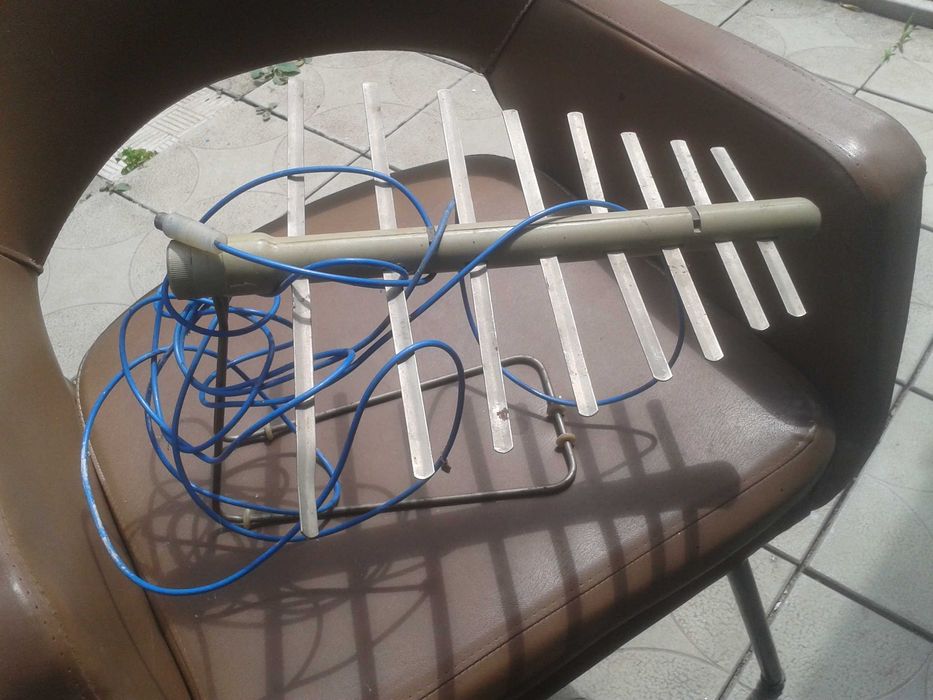 Телевизор Филипс 28 дюймов в комплекте с устройствами.