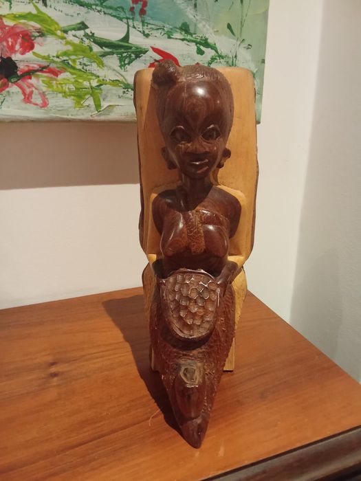 Escultura mulher africana