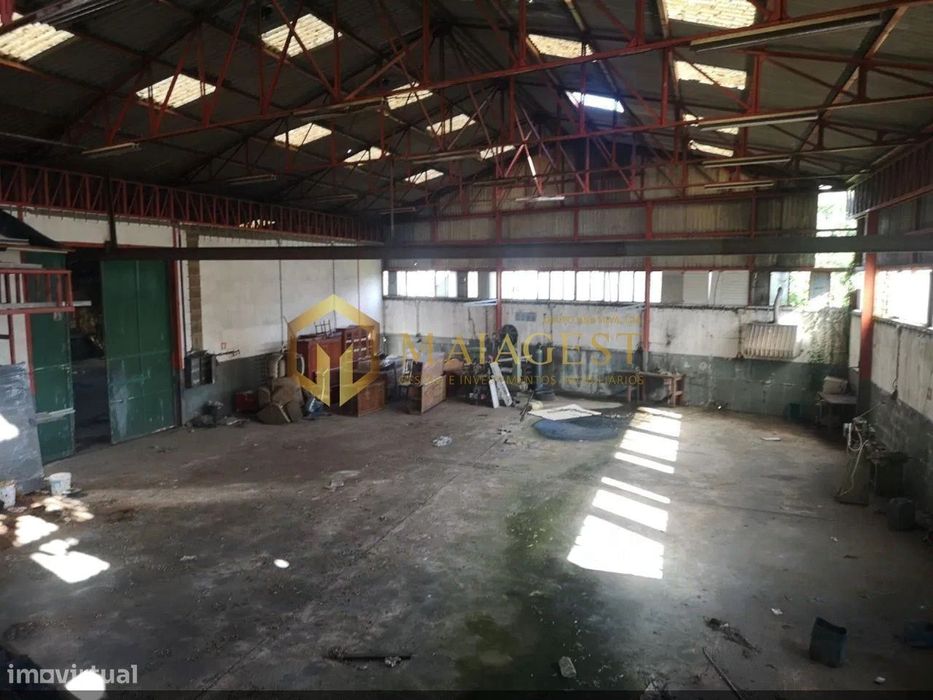 Armazém com 1100 m² para reabilitar em excelente localização