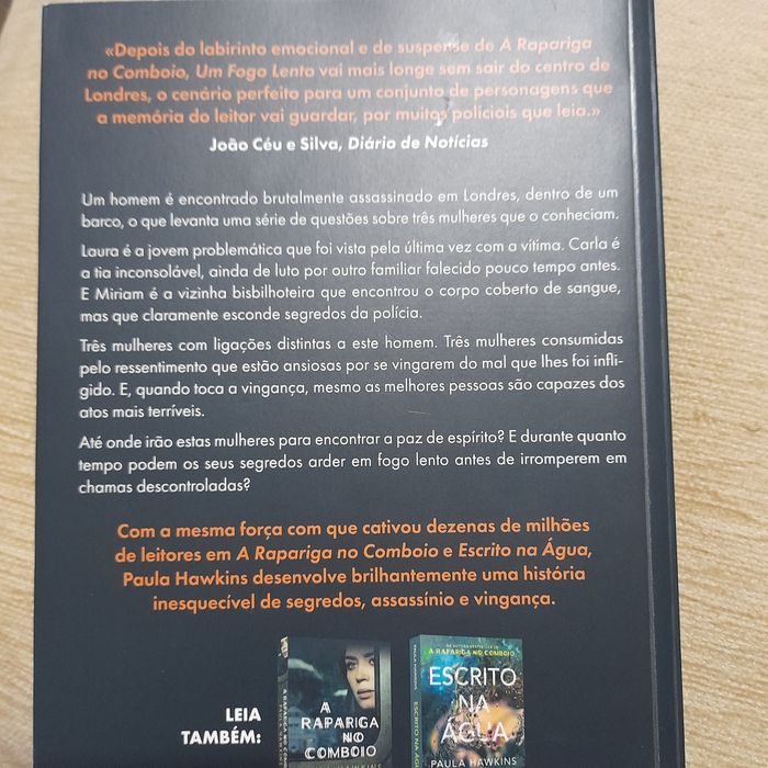 Um fogo lento, de Paula Hawkins