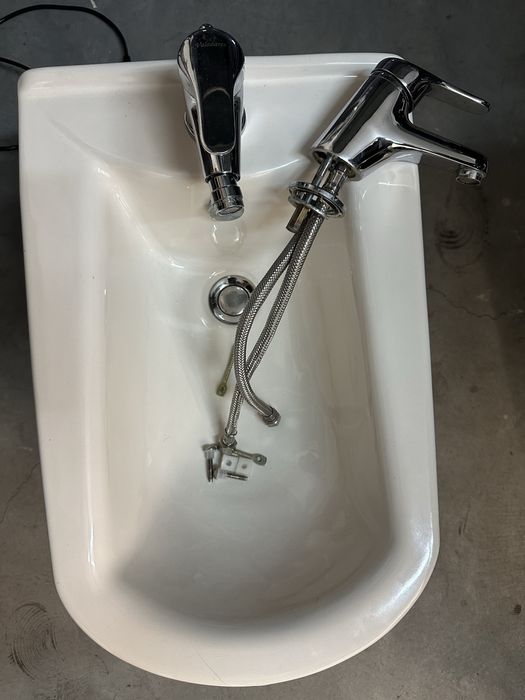 Vendo Base Chuveiro, Bidé e Torneiras