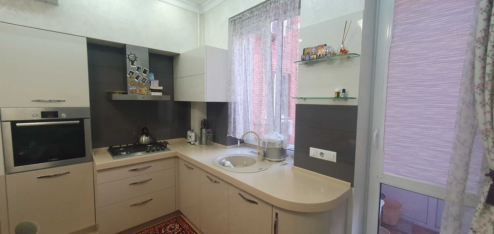 Центр Продам трехкомнатную квартиру    в новом кирпичном доме ЛД