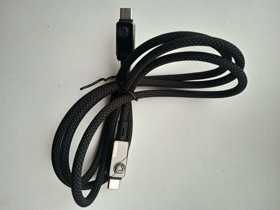 Кабелі до телефонів.