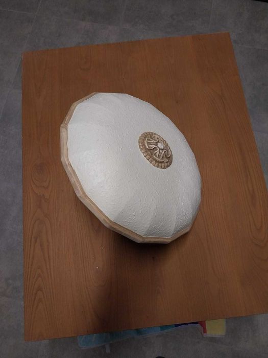 Candeeiro de teto feito em gesso e pintado à mão