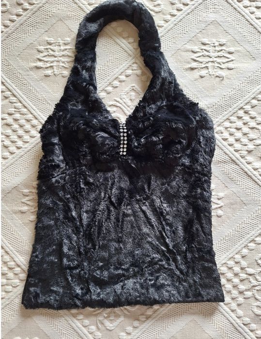 Top em pêlo com travessão em brilhantes