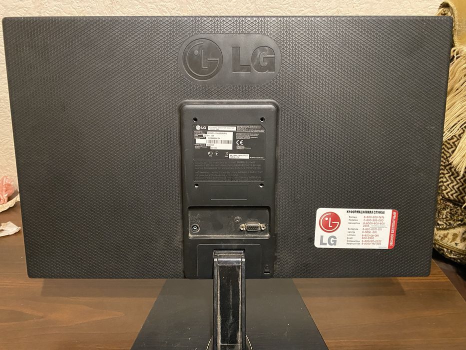 монитор LG Flatron E2242C-BNA.