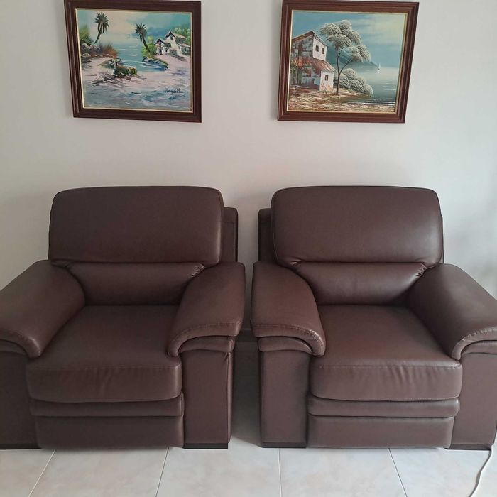Vendo três sofás, usado em bom estado.