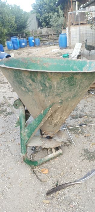 Vendo máquina de silar e espalhador de adubo
