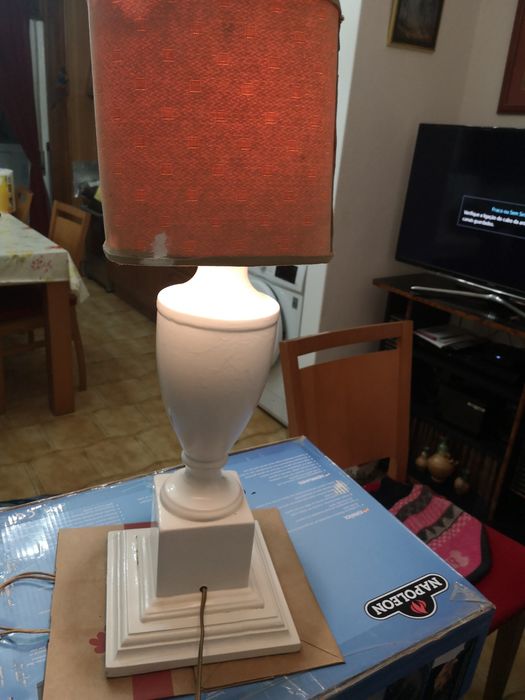 Abajur vintage, madeira lacada, muito antigo