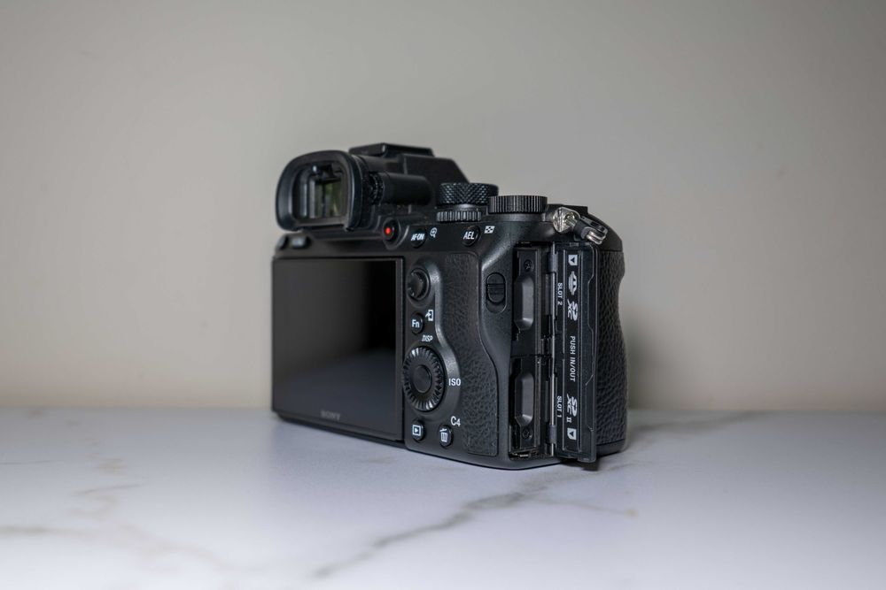Sony A7 III – Excelente estado | Apenas 7.361 disparos | Fatura + Caixa + Extras