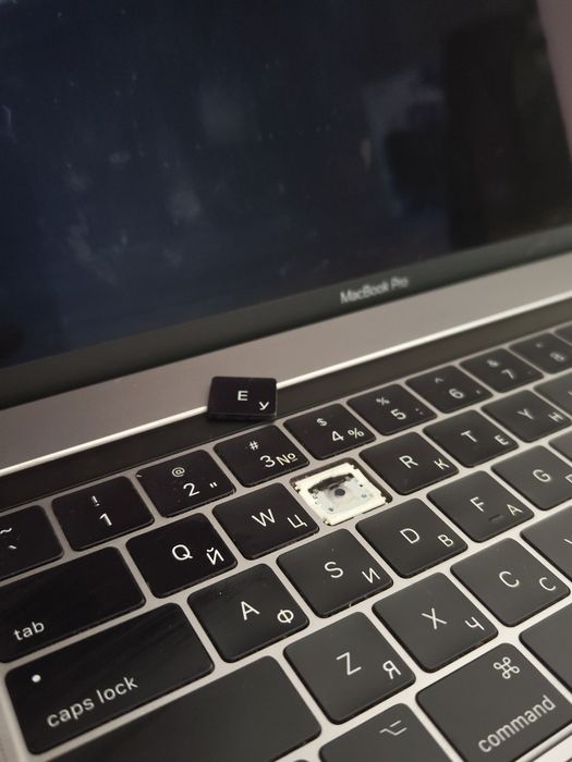 MacBook Pro 15” A1707 i7/16GB/256SSD Space Gray  працює, дисплей на ремонт