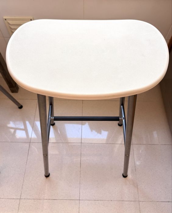 Mesa alta e 2 cadeiras altas