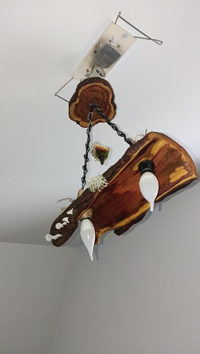 Artystyczne oświetlenie z drewna śliwkowego