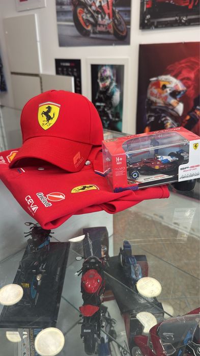 Team Ferrari conjunto 3 peças polo + boné+ carro  Lewis Hamilton 1:43