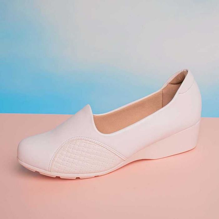 Lote de Sapatos Brancos Confortáveis Profissionais (Enfermagem / Estética) – Novo Stock