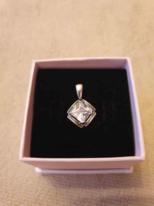 Srebrna zawieszka z cyrkonią