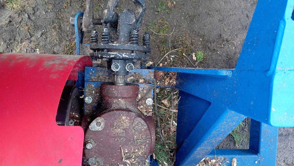 Подрібнювач деревини (щепоріз)