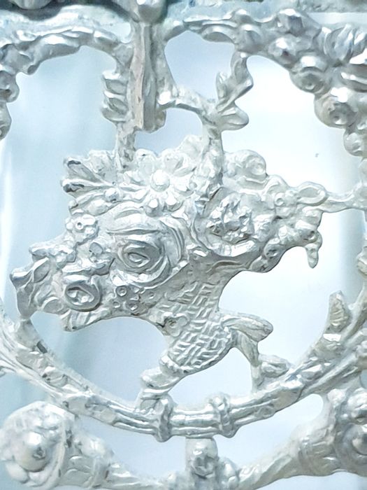 Rara pequena antiga jardinieira com armação banhada em prata Sec. XIX