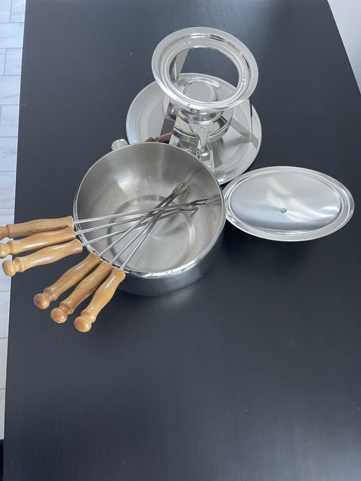 Fondue em aço inox e pega em madeira
