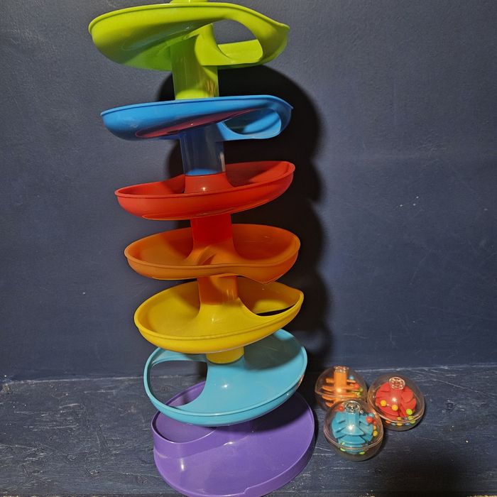 Tęczowa wieża ze zjeżdżalnią dla kulek