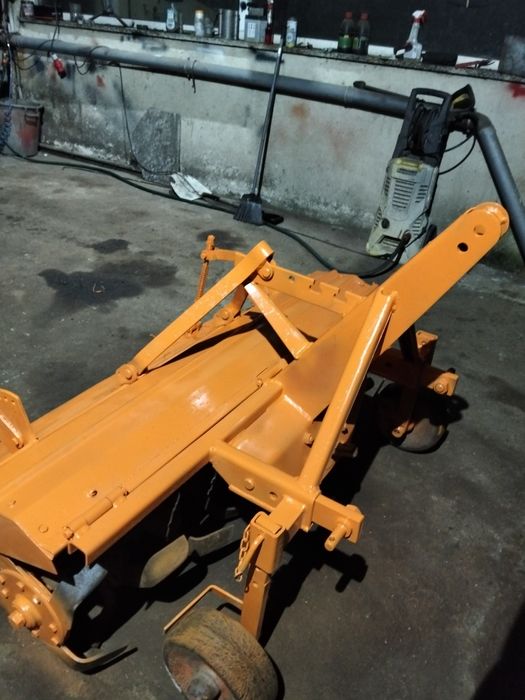 Vende se fresa para trator