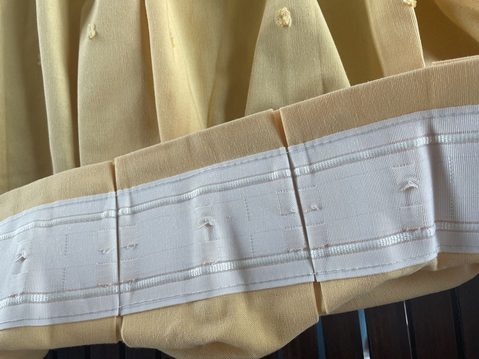 Repusteiros/cortinas amarelo pastel (+escuro)