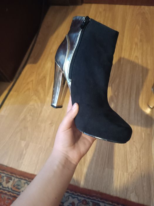 Salto alto preto e dourado