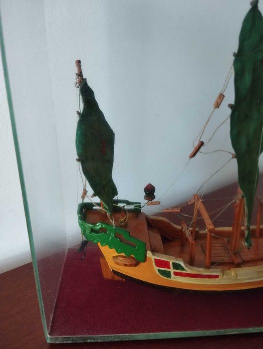 Embarcação em Expositor de Vidro
