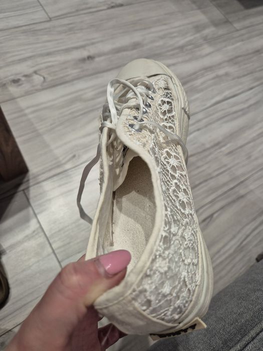 Tenisówki z koronki