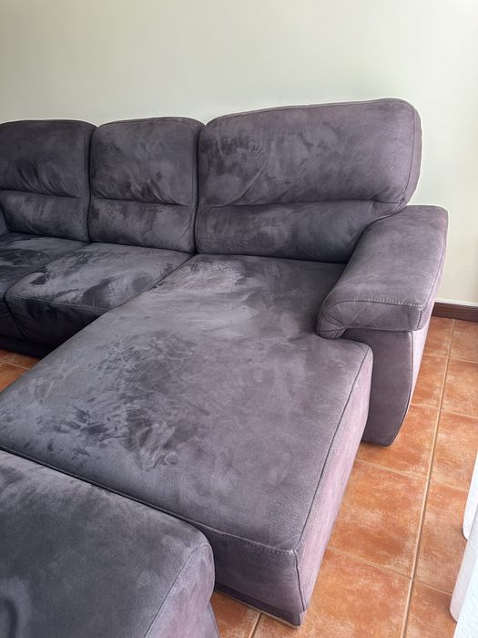 Sofá chaise longue espaçoso + pouf quadrado