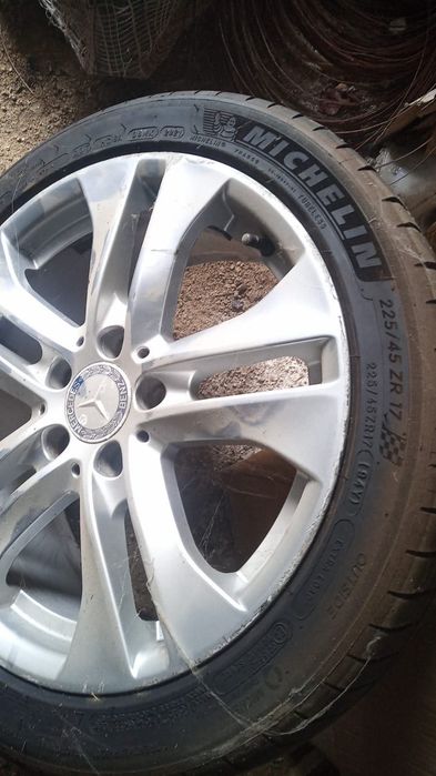 Jantes Mercedes com pneu em bom estado