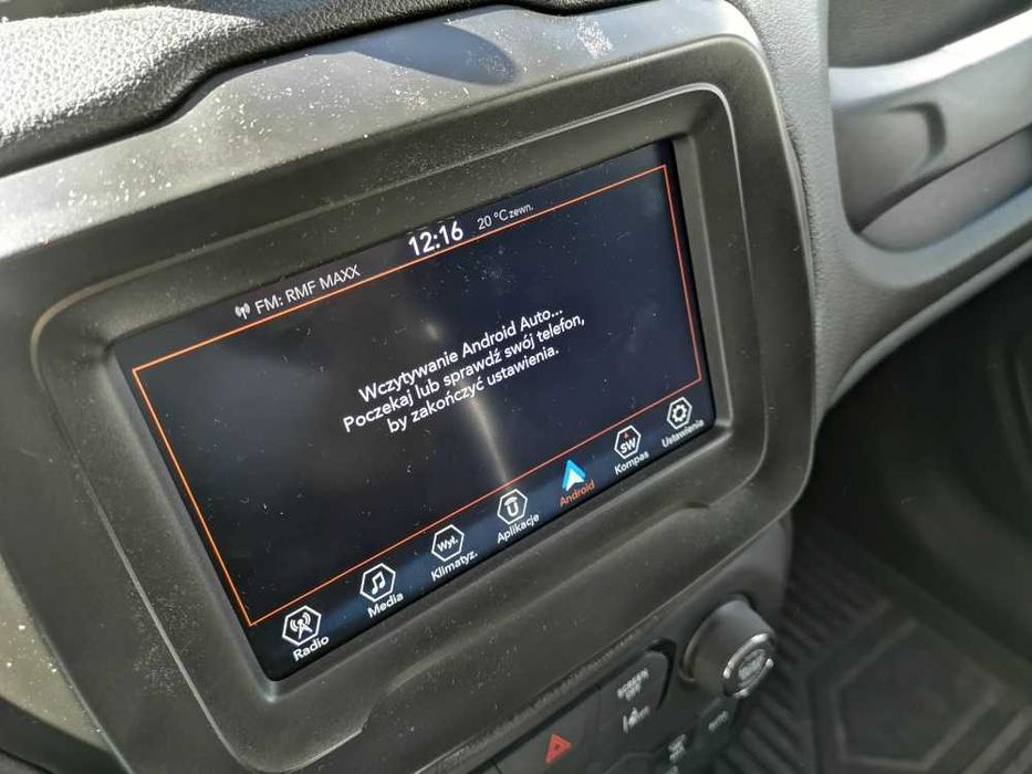 Jeep Renegade Kamera cofania obraz na fabrycznym ekranie montaż ?