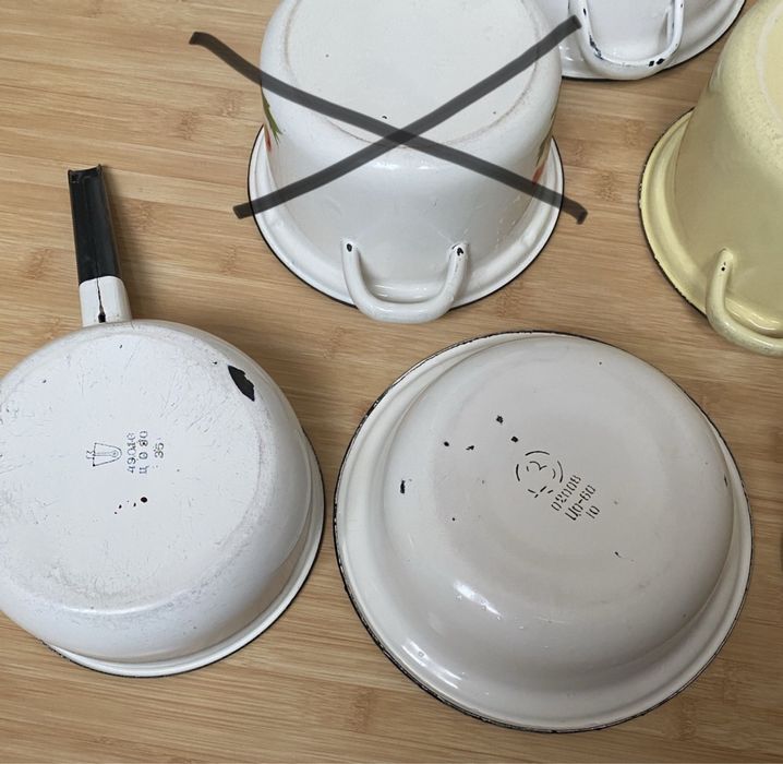 Кастрюля , миска емальована. Чайник