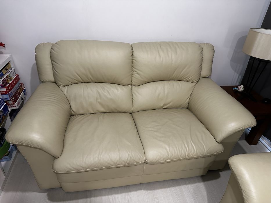 2 Sofás em pele em muito bom estado