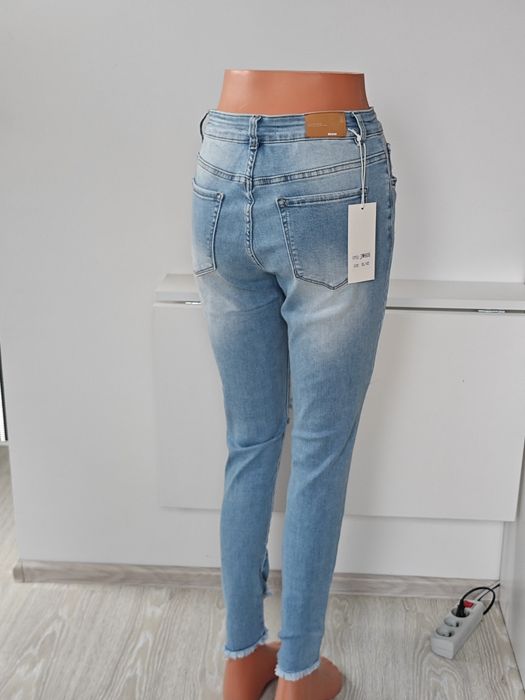 Jeansy rurki z dziurami - XL