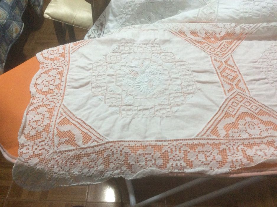 Toalhas de mesa em linho e renda