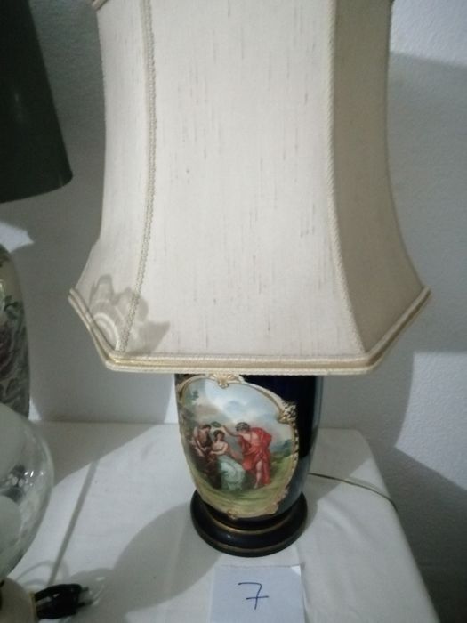 Candeeiros antigos em loiça, metal e outros