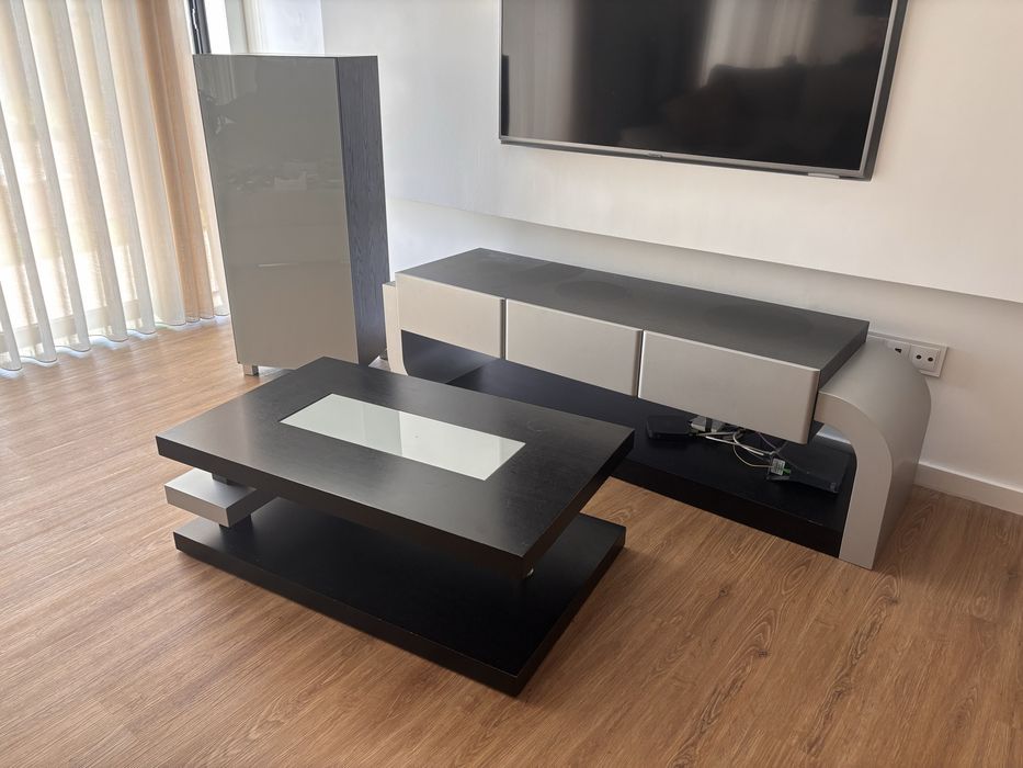 Conjunto de móvel de Tv + armário + mesa de centro
