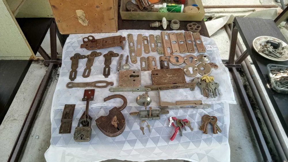 Замки Защелки Ручки Петли дверные - оконные СССР