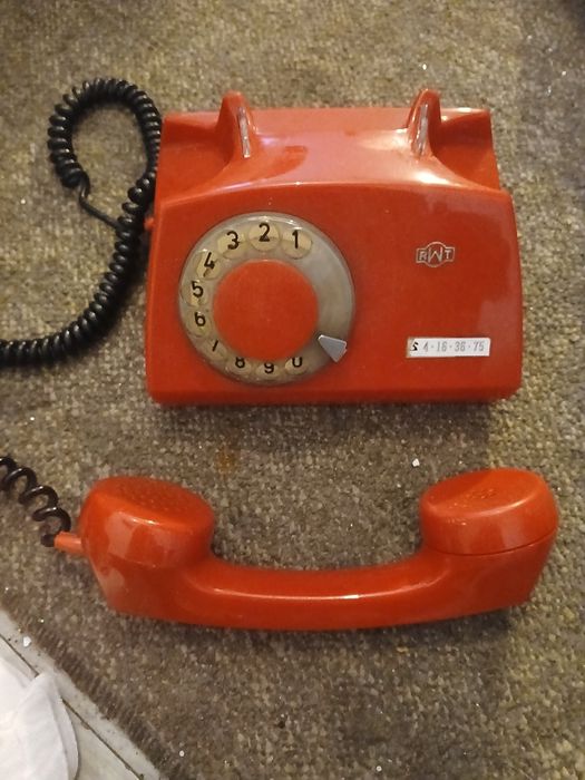 Telefon retro lata komuny vzerwony do ozdoby prl