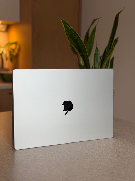 MacBook Pro 16” M4 Pro 48GB ram 512GB SSD