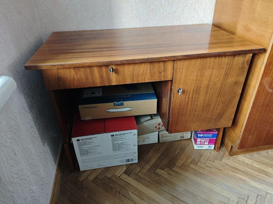 Стіл з тумбою безкоштовно