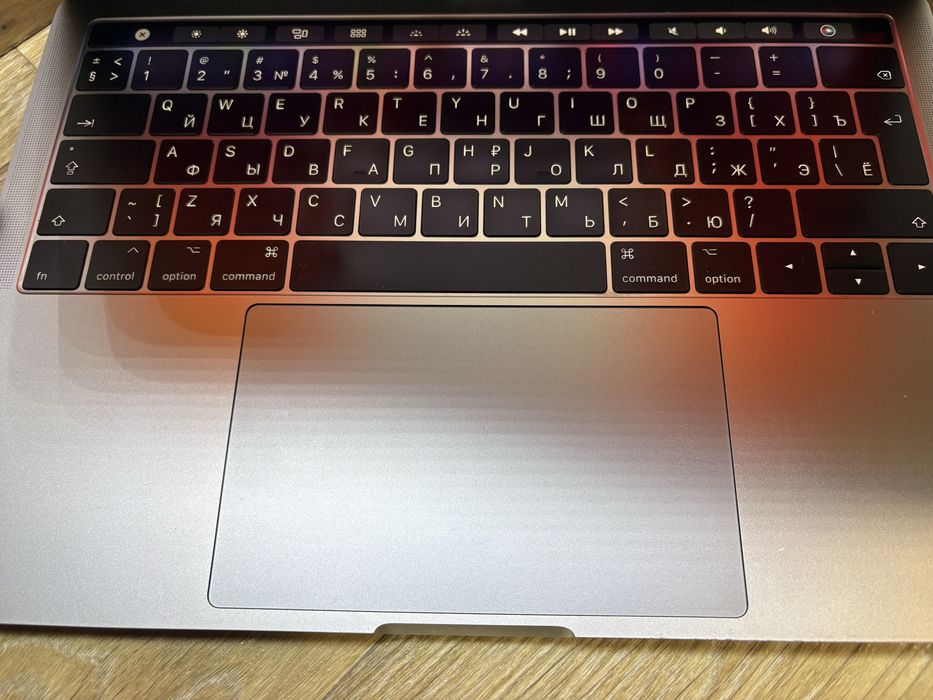 Apple MacBook Pro 13 touchbar 2018 16/256/core i5 ноутбук