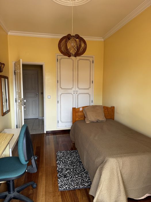 Arrendo quarto em moradia no Bairro do Rosário em Cascais.