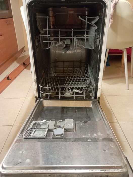 Посудомийка на деталі Electrolux  ESL 45010