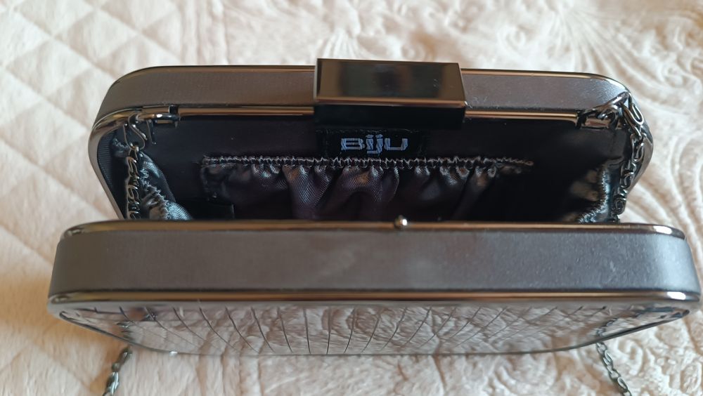 Pochete cinza metalizada da Biju